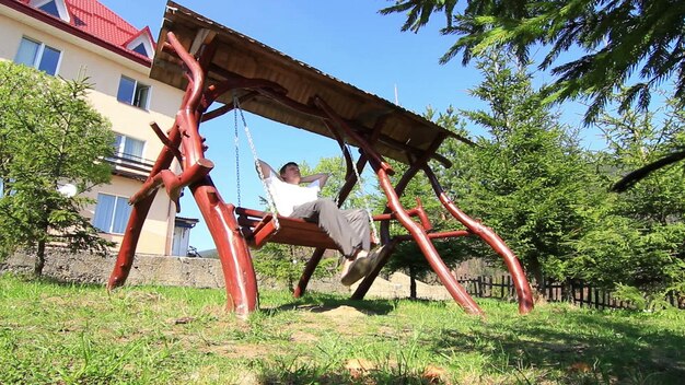 Altalene Lonley Park Primo piano dell'altalena marrone nel parco giochi in una giornata di sole