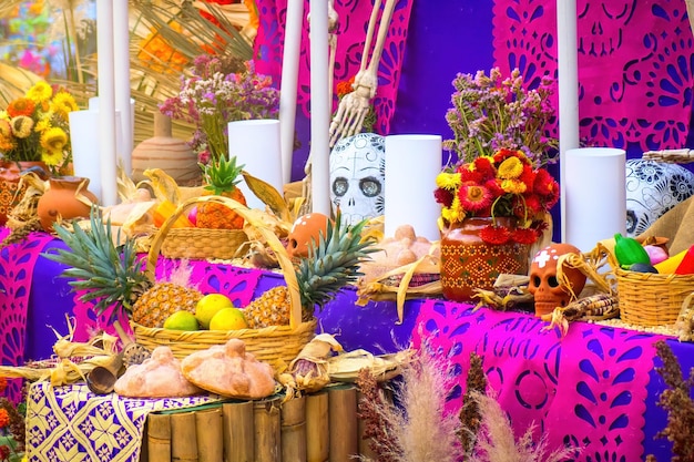Altare colorato dei morti nel giorno dei morti in Messico
