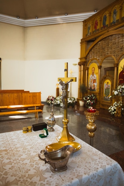 Altare della chiesa con oggetti cerimoniali per il Battesimo