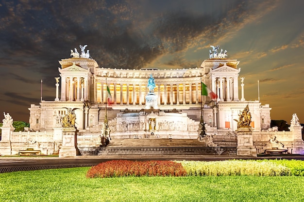 Altare della Patria o Vittoriano sotto le nuvole temporali Roma Italia