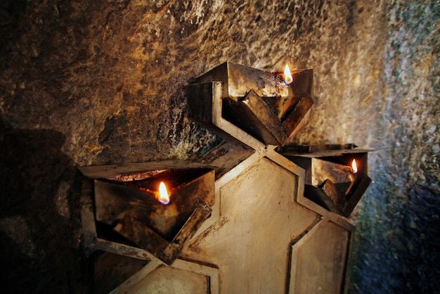 Altare nel tempio del fuoco zoroastriano Chak-Chak nelle montagne Yazd Iran.