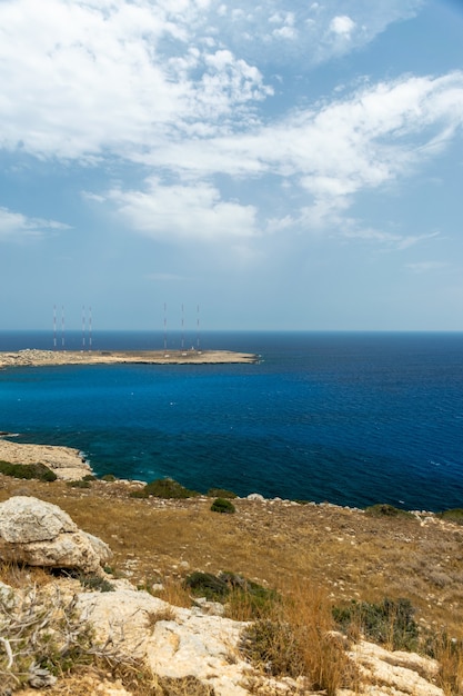 Alte antenne sul territorio della base militare britannica sulla costa mediterranea.