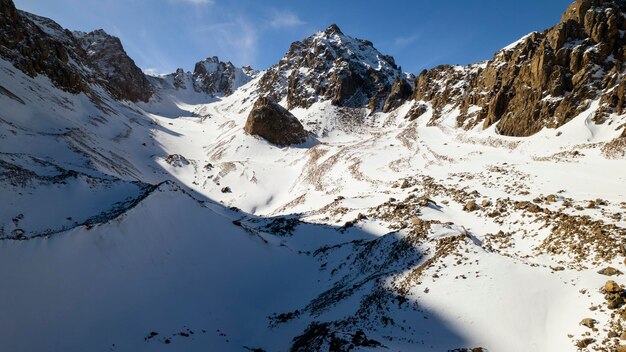 Alte montagne innevate tra grandi ghiacciai