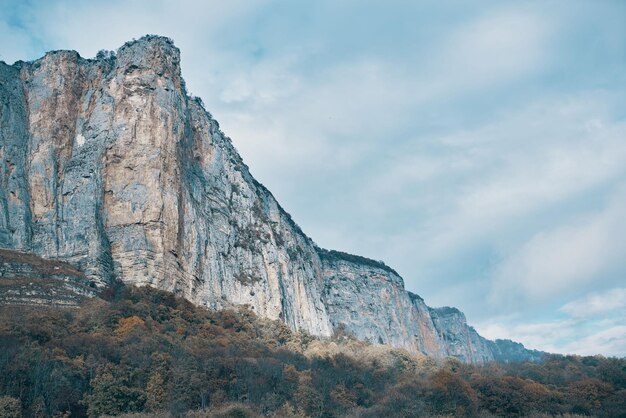 Alte montagne paesaggio autunno erba cielo nuvole aria fresca