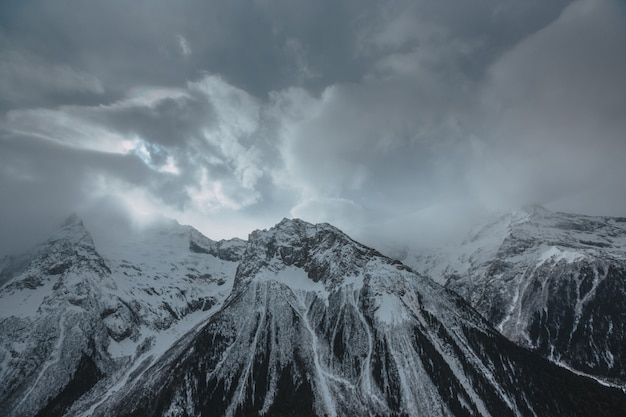 Alte montagne sotto la neve in inverno