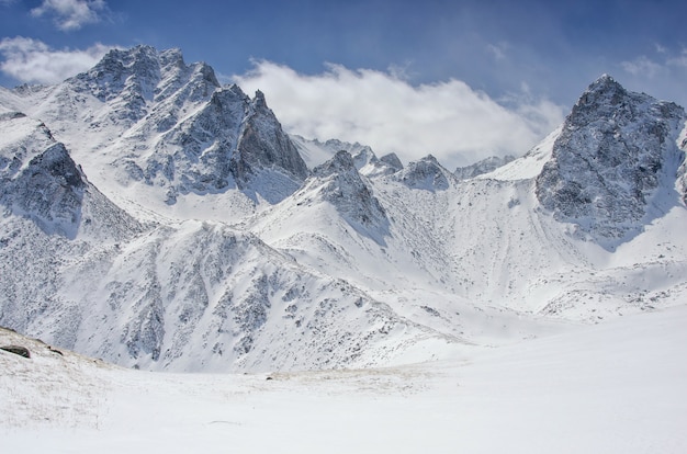 Alte montagne sotto la neve in inverno