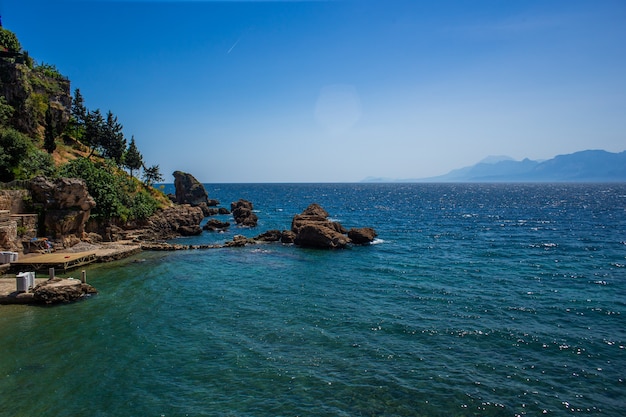 Alte scogliere vicino alla spiaggia rocciosa