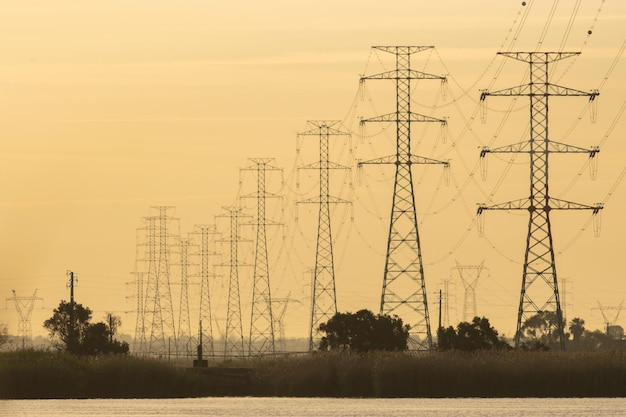 Alte torri elettriche in lontananza nel crepuscolo