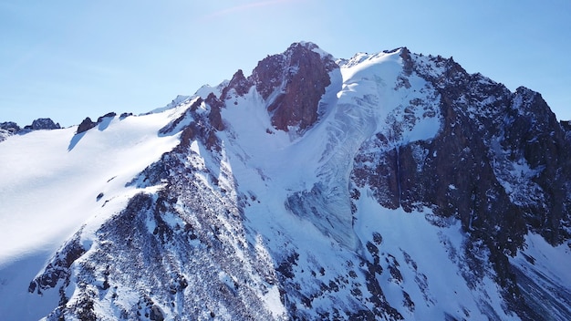 Alte vette innevate e ghiacciai dall'alto