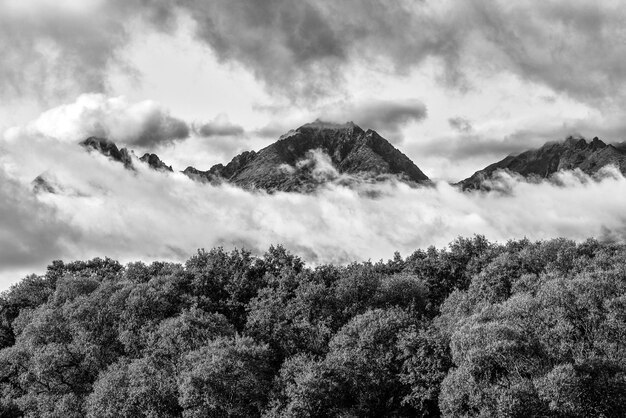 Alte vette tra le nuvole Fotografia in bianco e nero