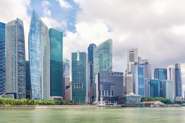 Alti grattacieli di vetro nel centro di Singapore sul lungomare.