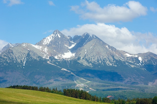 Alti Tatra vista primaverile con neve sul fianco della montagna (Slovacchia)