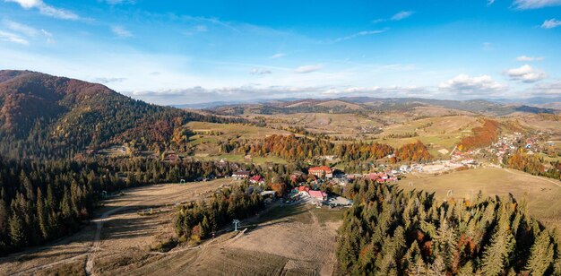 Altipiani e colline con strade strette e foreste autunnali