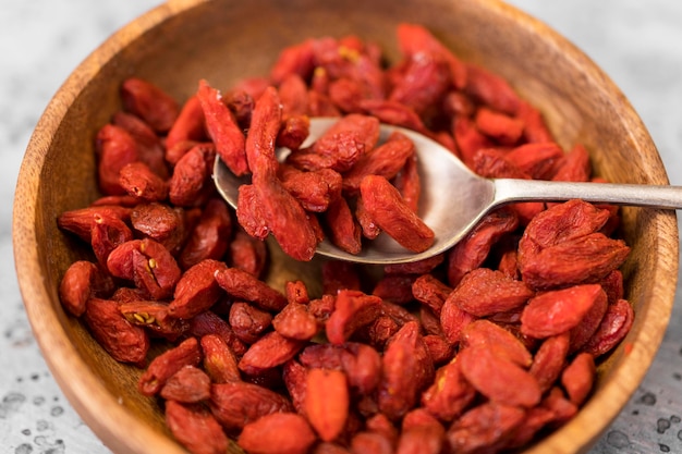 Alto angolo di bacche di goji nella ciotola