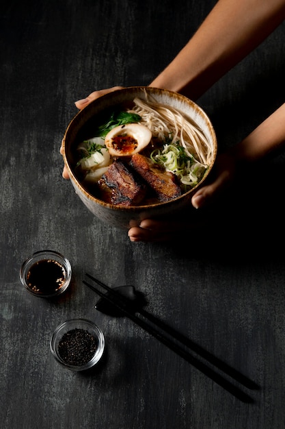 Alto angolo di delizioso ramen nella ciotola