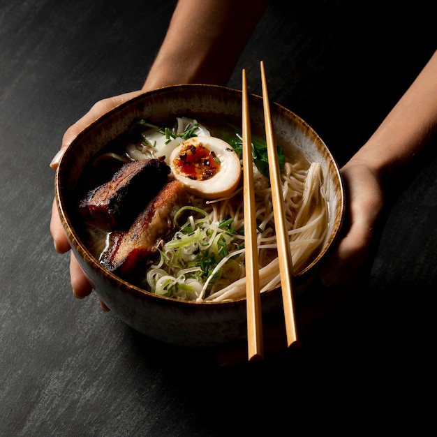 Alto angolo di delizioso ramen nella ciotola