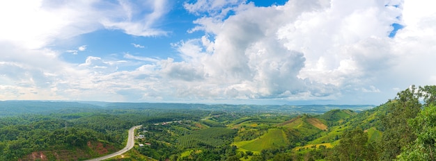 alto angolo di montagna e stradaInthanon Montagna più alta della Thailandia