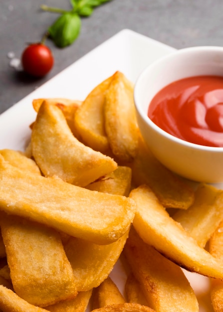 Alto angolo di patatine fritte con ketchup