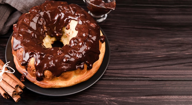 Alto angolo di torta con topping al cioccolato e copia spazio