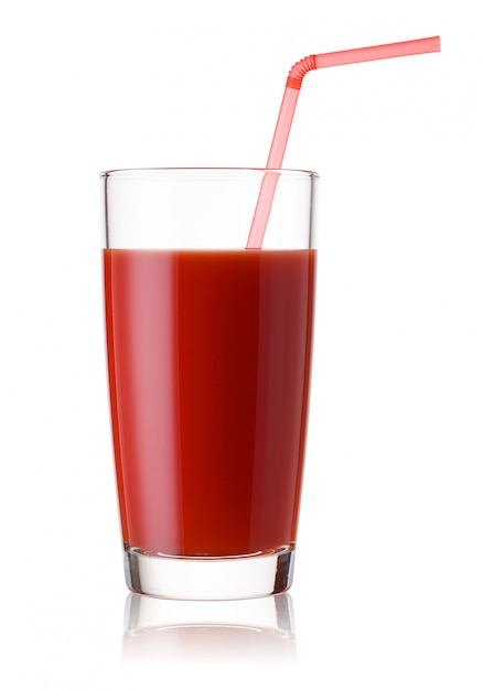Alto bicchiere di succo di pomodoro con una cannuccia rossa