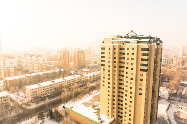 Alto edificio ad Astana sullo sfondo della città nelle prime ore del mattino. Kazakistan immobiliare.