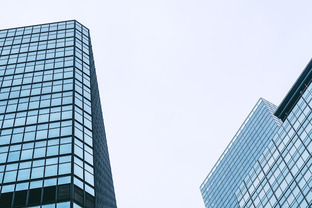 Alto edificio in stile moderno in città