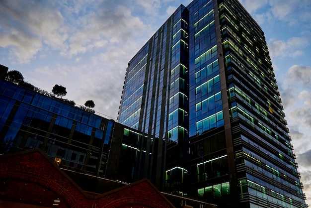 Alto edificio per uffici con finestre illuminate di notte