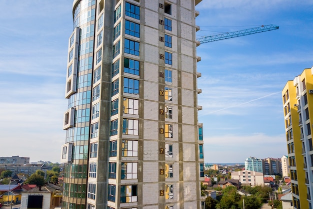 Alto edificio residenziale in costruzione. Sviluppo immobiliare.