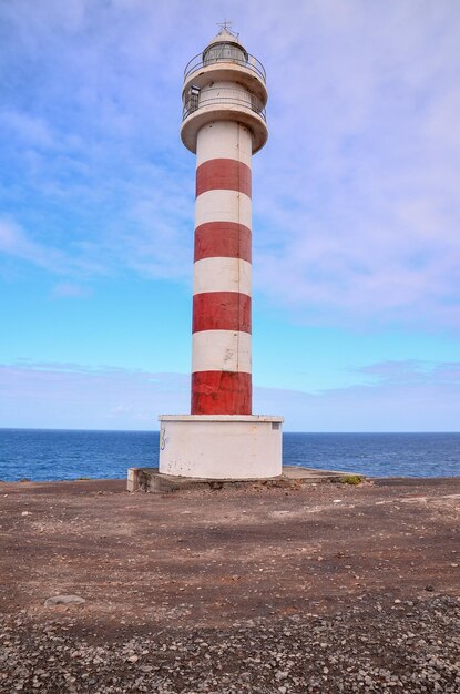 Alto Faro vicino alla costa delle Isole Canarie