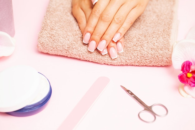 Alto vicino della donna di fare manicure sulle mani