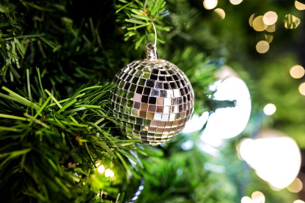 Alto vicino di decorazione dell'albero di Natale. Lampadina decorativa, abete