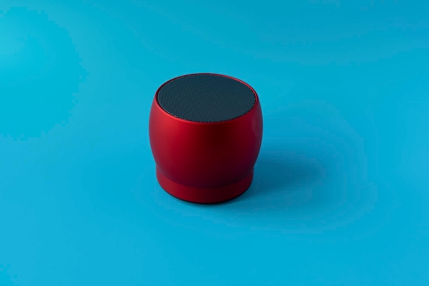 Altoparlante bluetooth wireless e potente rosso su sfondo blu Altoparlante per aumentare il volume