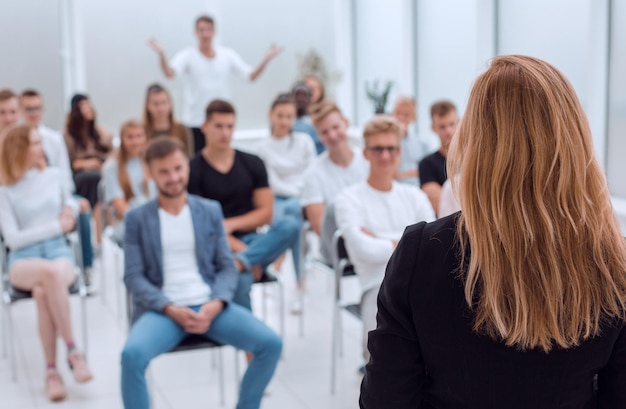 Altoparlante femminile di retrovisione che tiene una lezione nella sala conferenze