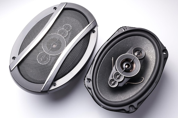 Altoparlanti audio per auto neri alzato su uno sfondo bianco subwoofer per bassi duri del sistema audio