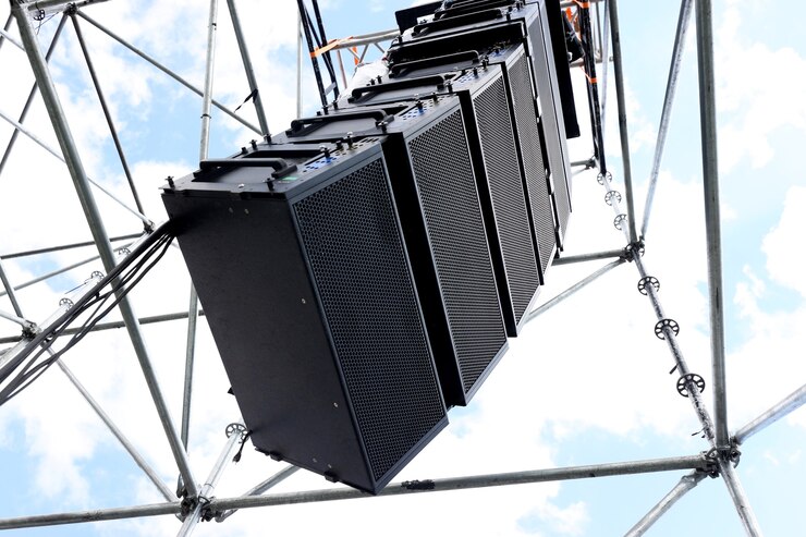 Altoparlanti audio professionali montati per eventi all'aperto