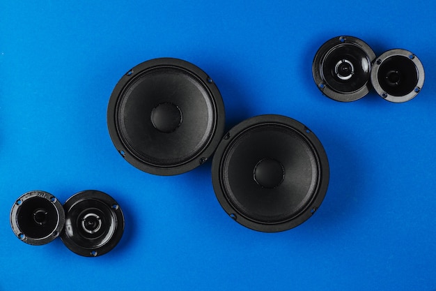 Altoparlanti per auto audio per auto subwoofer nero su sfondo blu