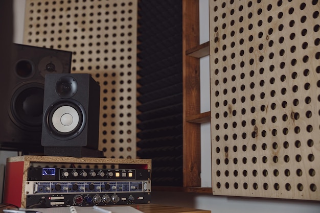 Altoparlanti sonori musicali vicino a una stanza insonorizzata in uno studio di trasmissione audio e di registrazione sonora professionale