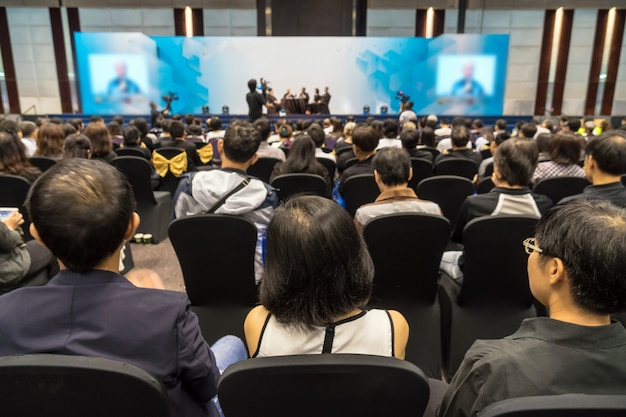 Altoparlanti sul palco con Vista posteriore del pubblico nella sala delle conferenze