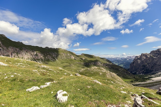 Altopiani delle Alpi italiane in una giornata di sole estivo