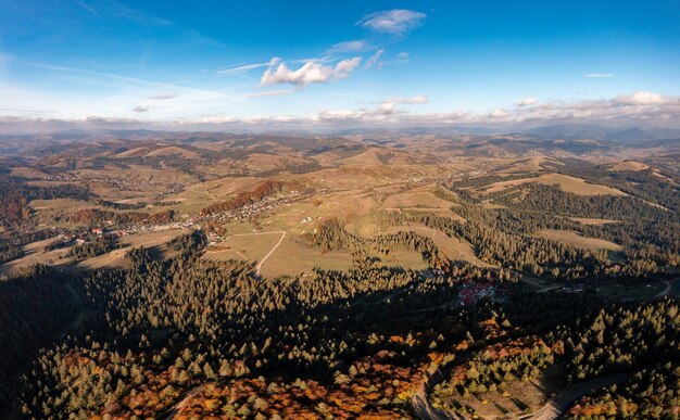 Altopiani e colline con foreste di terracotta sotto il cielo blu