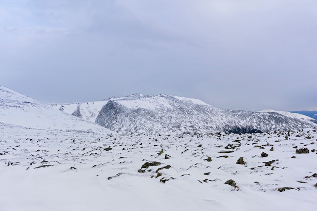 Altopiano alpino sulla catena degli Urali settentrionali nelle vicinanze del monte Konzhakovskiy Kamen in inverno