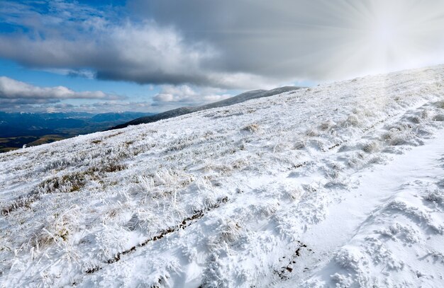 Altopiano di Borghava della montagna dei Carpazi di ottobre con la prima neve invernale e il sole in sky