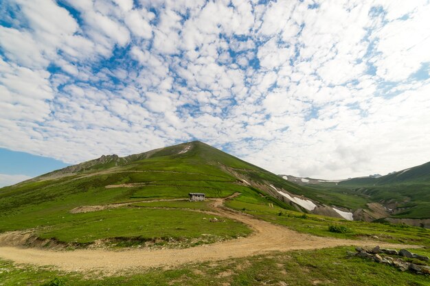 Altopiano di montagna estivo Highland con Artvin, Turchia