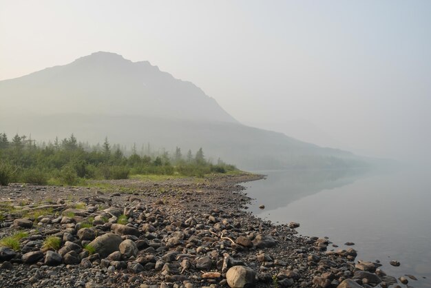 Altopiano Putorana Nebbia su un lago di montagna