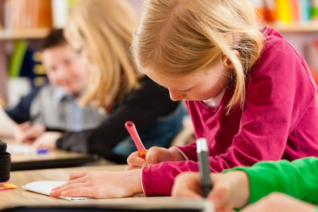 Alunni a scuola facendo i compiti