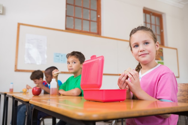 Alunni carini che pranzano in classe