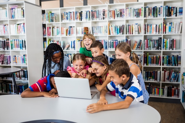 Alunni che studiano con il computer portatile