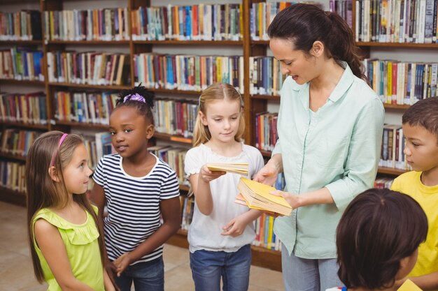 Alunni e insegnante nella biblioteca