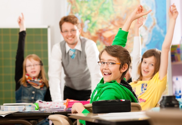 Alunni e insegnanti che imparano a scuola