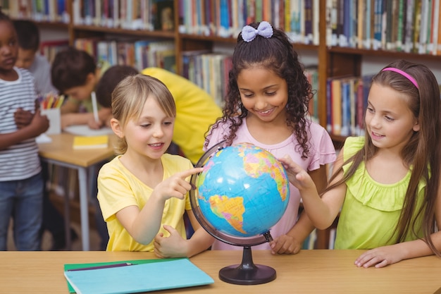 Alunni in biblioteca con globo